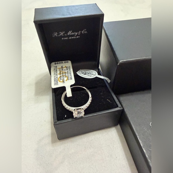 MACY’S 14 KARATS RHODIUM PLATED ROUND CUT RING - Picture 11 of 13